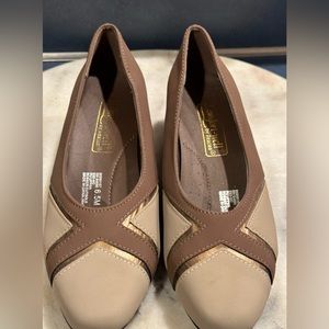 Comfort Well By Beacon Dark & Light Brown Almond toe Small Heel SZ 6 1/2